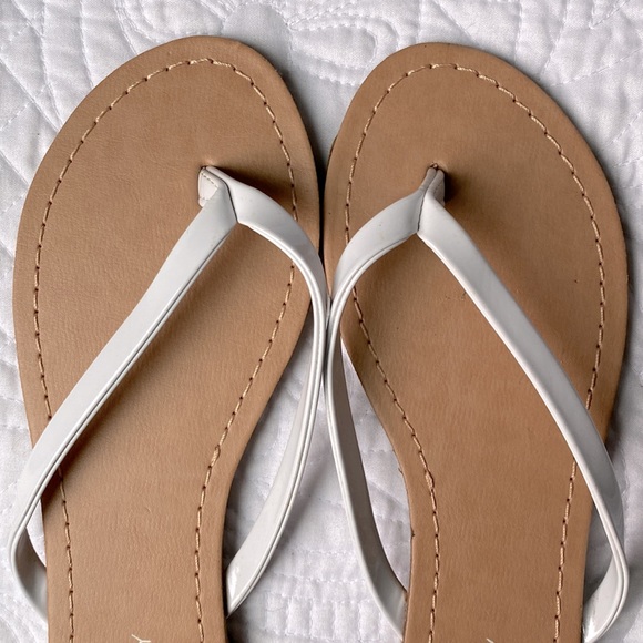 UNIONBAY Women’s Sz6 White Pleather Flip Flops - Picture 7 of 7